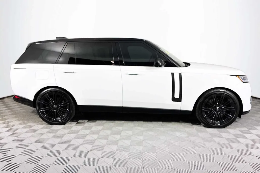 2023 Land Rover Range Rover SE photo 1