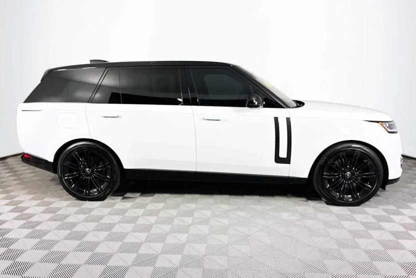 2023 Land Rover Range Rover SE photo 1
