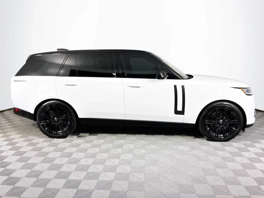2023 Land Rover Range Rover SE photo 1