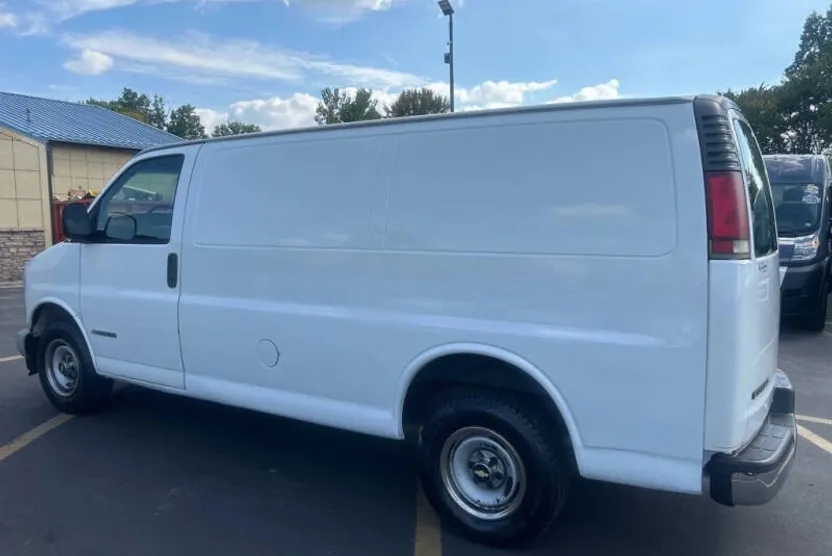 2001 Chevrolet Express 2500 Van photo 1