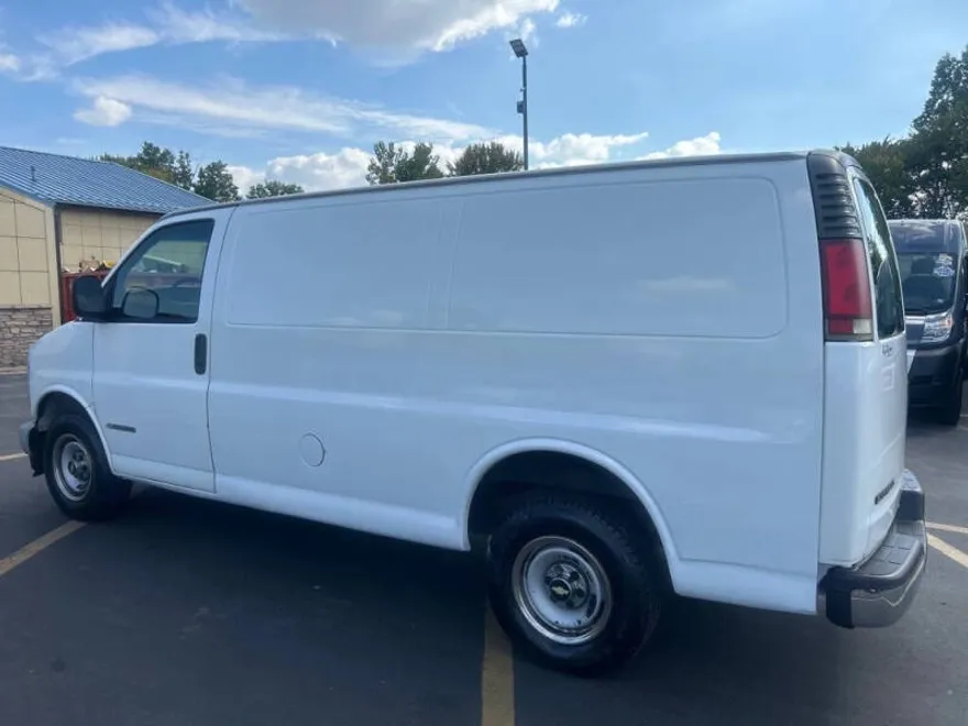 2001 Chevrolet Express 2500 Van photo 1