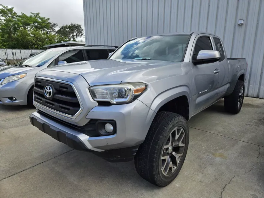 2017 Toyota Tacoma SR photo 1