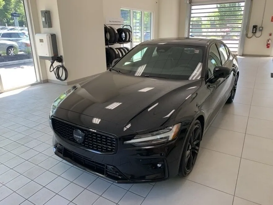 2024 Volvo S60 B5 Plus Black Edition photo 1