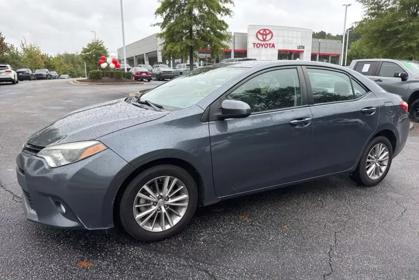 2014 Toyota Corolla LE photo 1