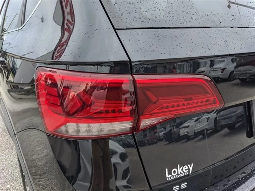 2022 Volkswagen Taos SE photo 1