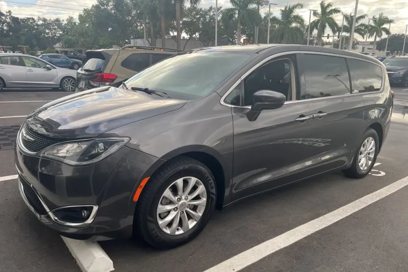 2018 Chrysler Pacifica Touring Plus photo 1