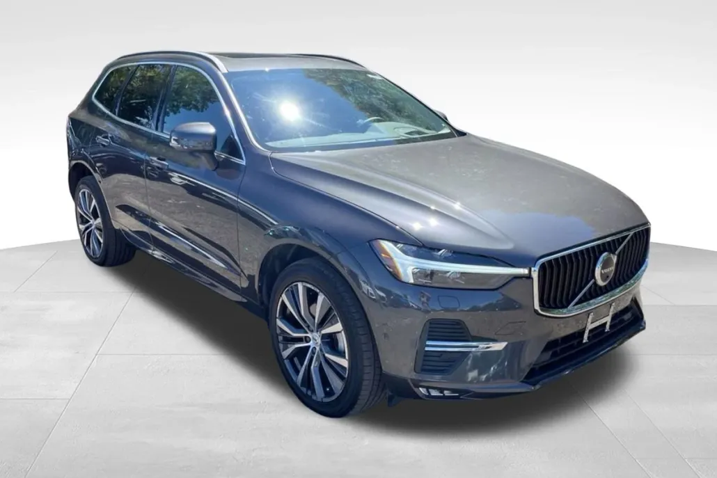 2022 Volvo XC60 B5 Momentum photo 1