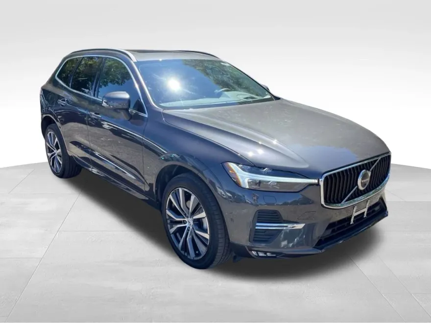 2022 Volvo XC60 B5 Momentum photo 1
