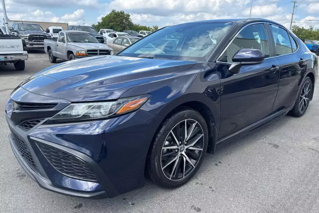2021 Toyota Camry SE photo 1