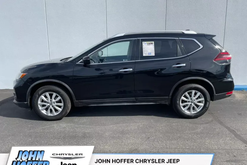 2018 Nissan Rogue SV photo 1