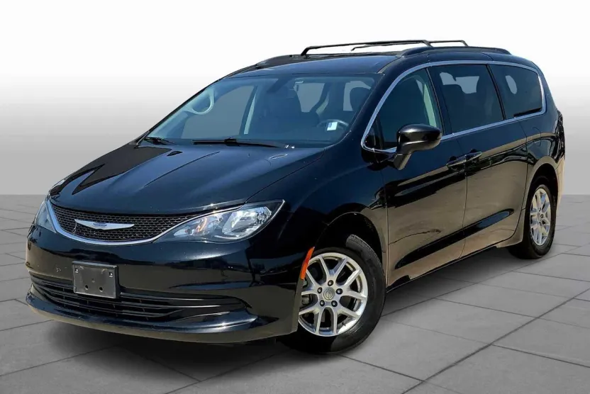 2020 Chrysler Voyager LXi photo 1