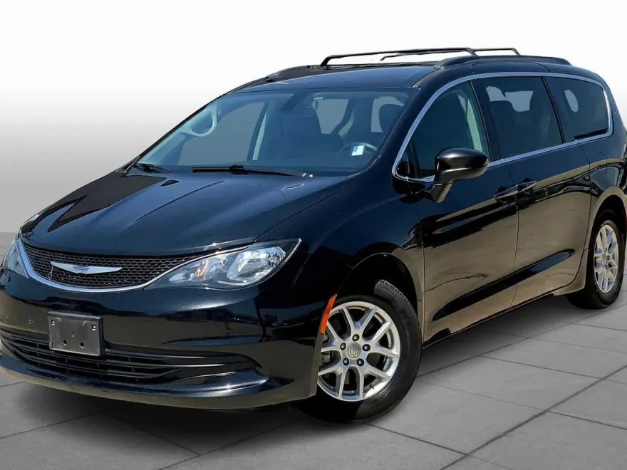 2020 Chrysler Voyager LXi photo 1