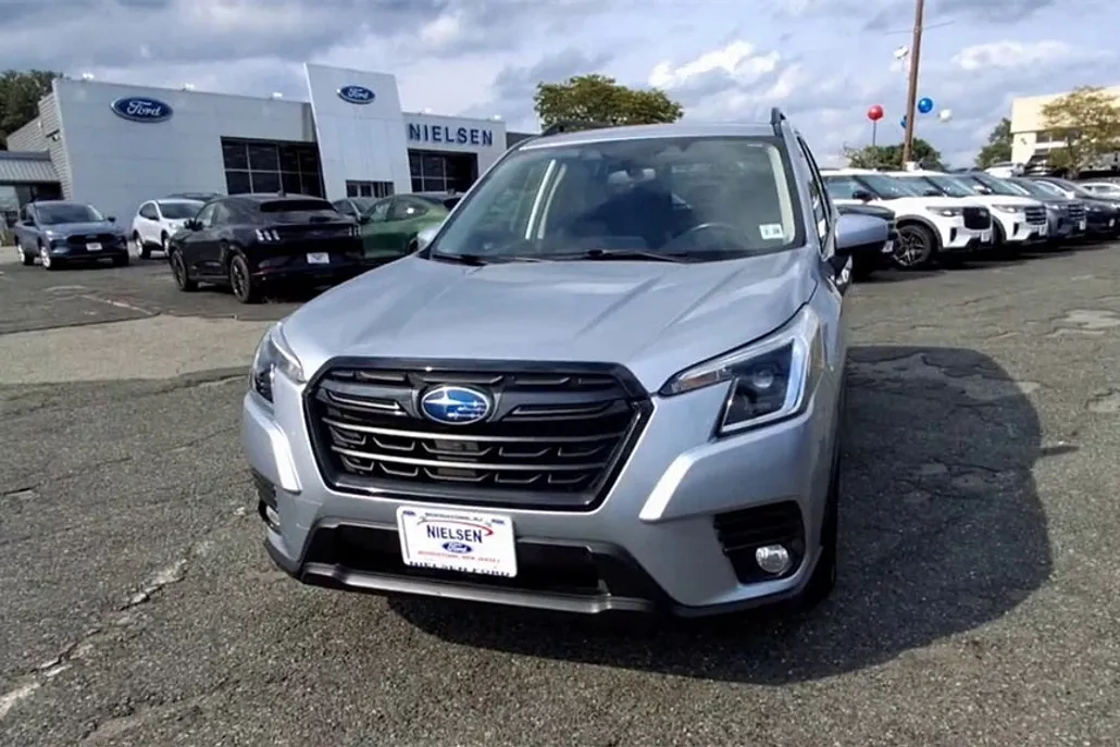 2023 Subaru Forester Premium photo 1