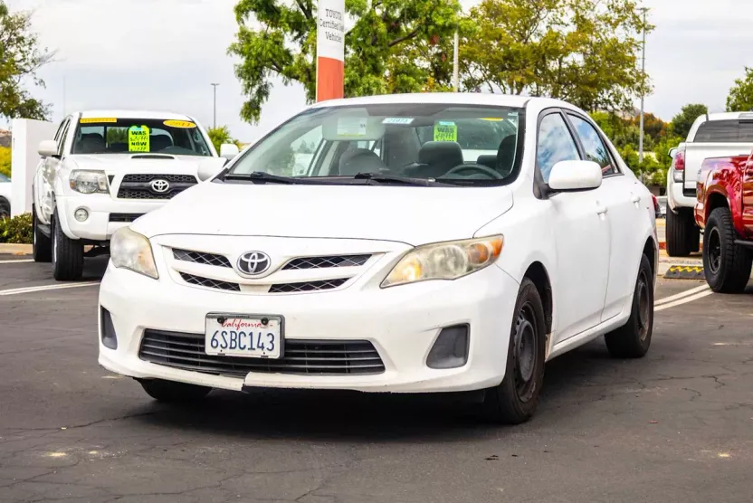 2011 Toyota Corolla LE photo 1