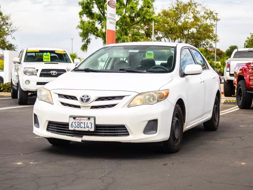 2011 Toyota Corolla LE photo 1