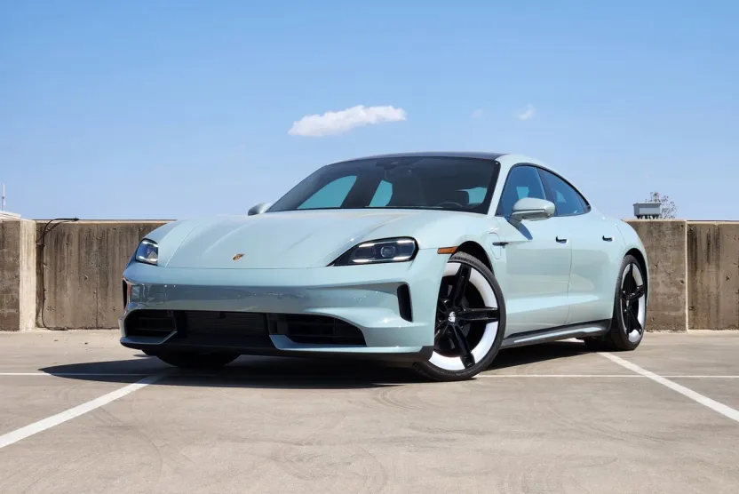 2025 Porsche Taycan photo 1