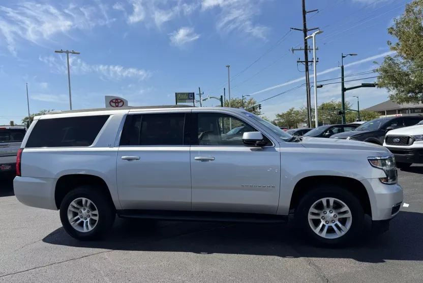 2020 Chevrolet Suburban LT photo 1