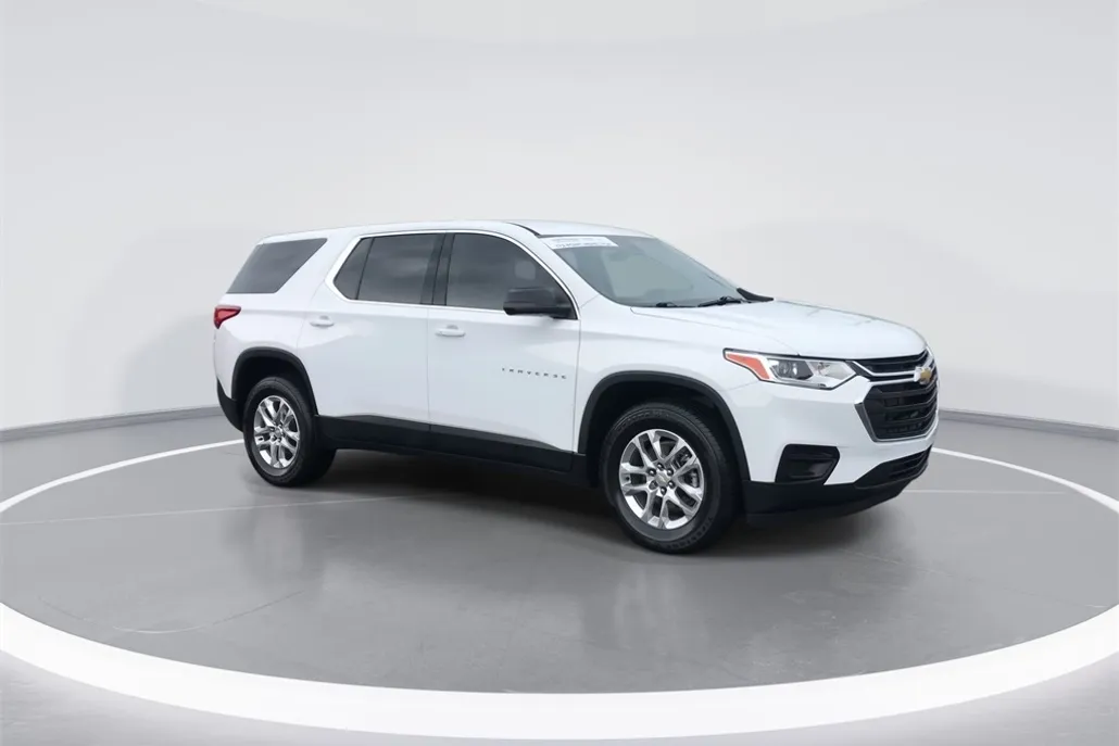 2021 Chevrolet Traverse LS photo 1