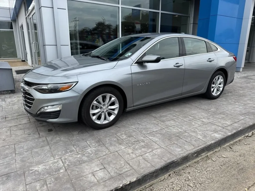 2025 Chevrolet Malibu 1LT photo 1