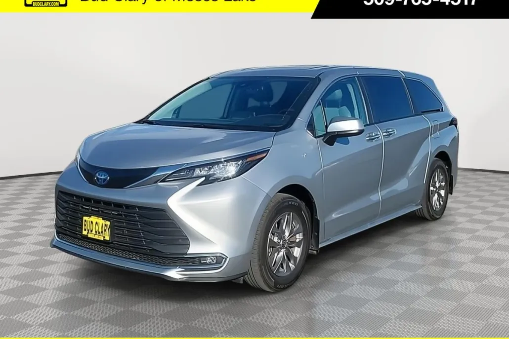 2023 Toyota Sienna XLE photo 1