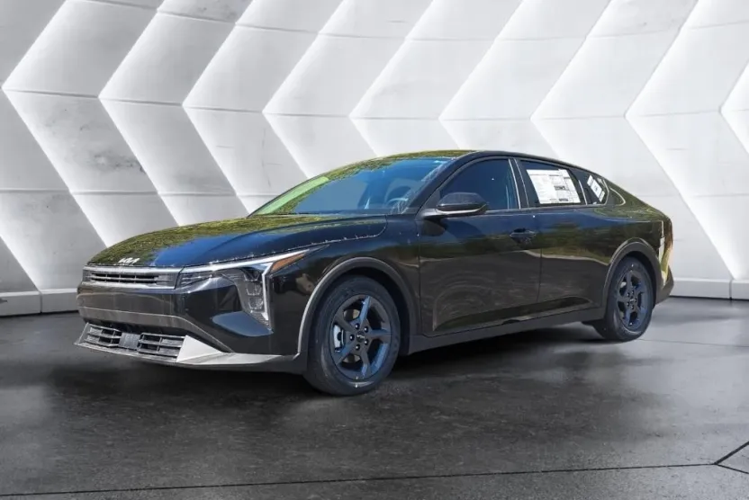 2025 Kia K4 LXS photo 1