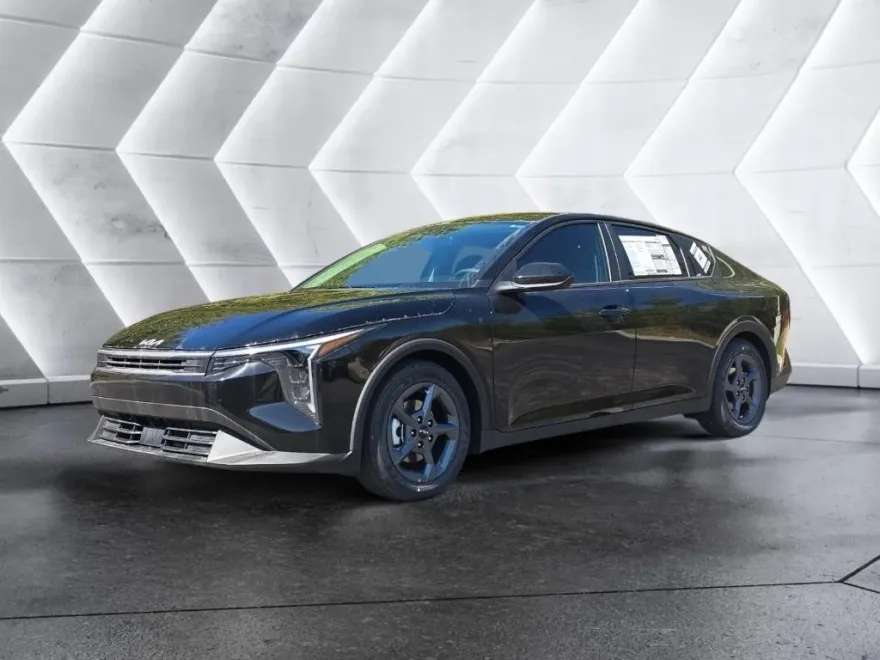 2025 Kia K4 LXS photo 1