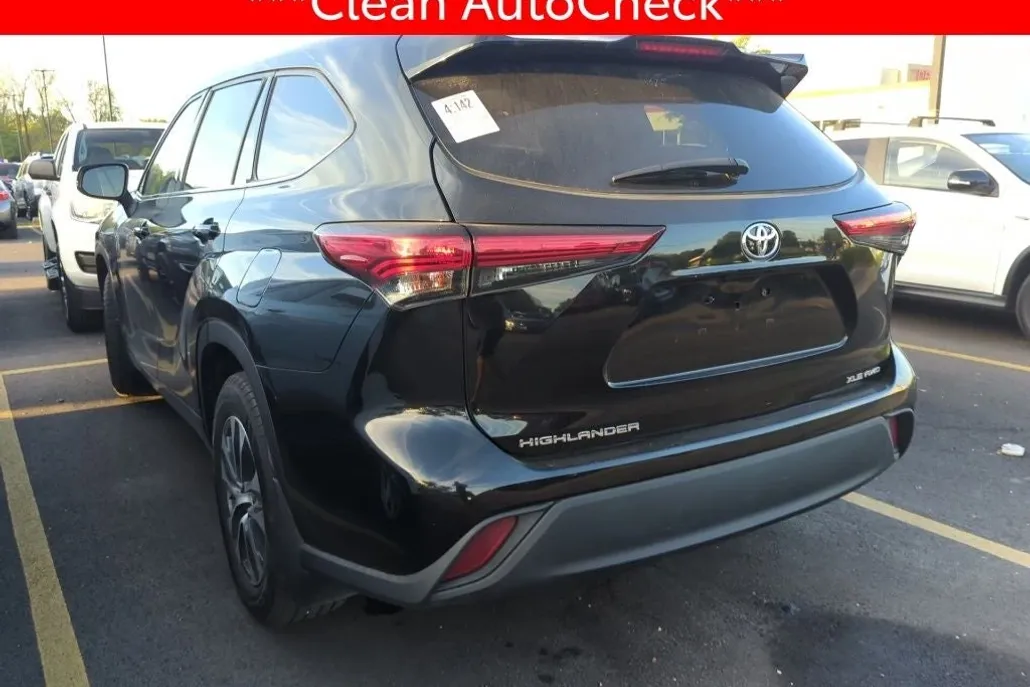 2021 Toyota Highlander XLE photo 1