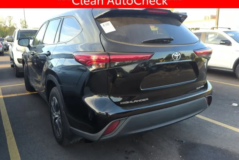 2021 Toyota Highlander XLE photo 1