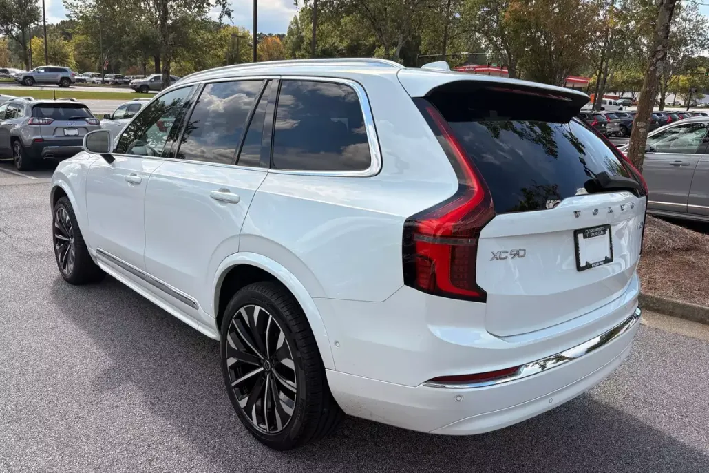 2025 Volvo XC90 B5 Plus photo 1