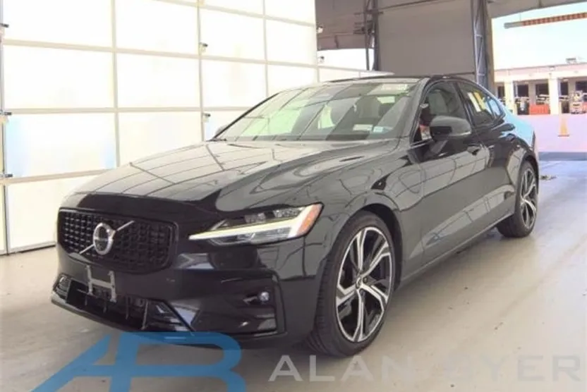2025 Volvo S60 Plus photo 1