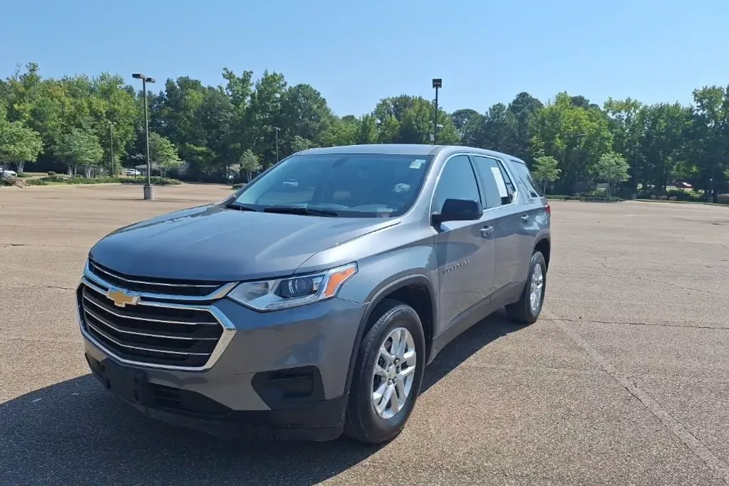 2021 Chevrolet Traverse LS photo 1