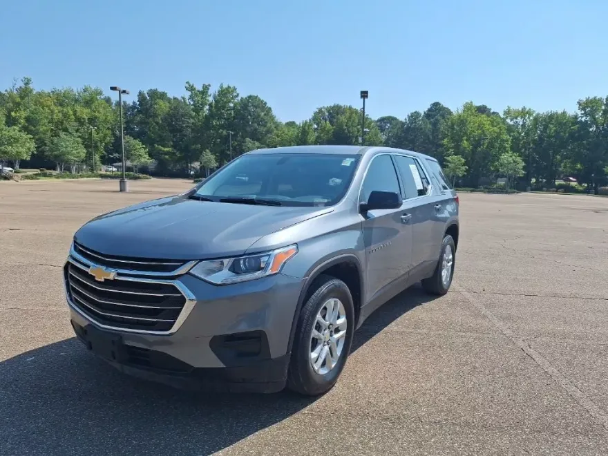 2021 Chevrolet Traverse LS photo 1