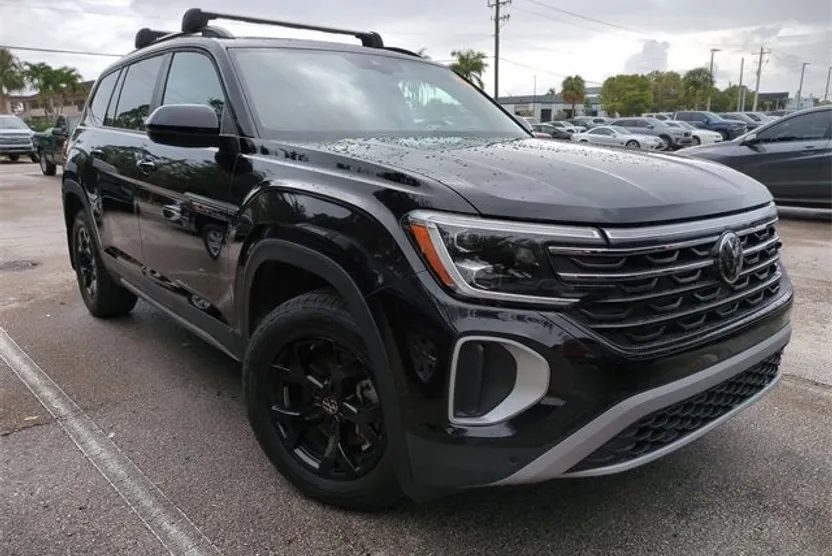 2024 Volkswagen Atlas Peak Edition SEL photo 1