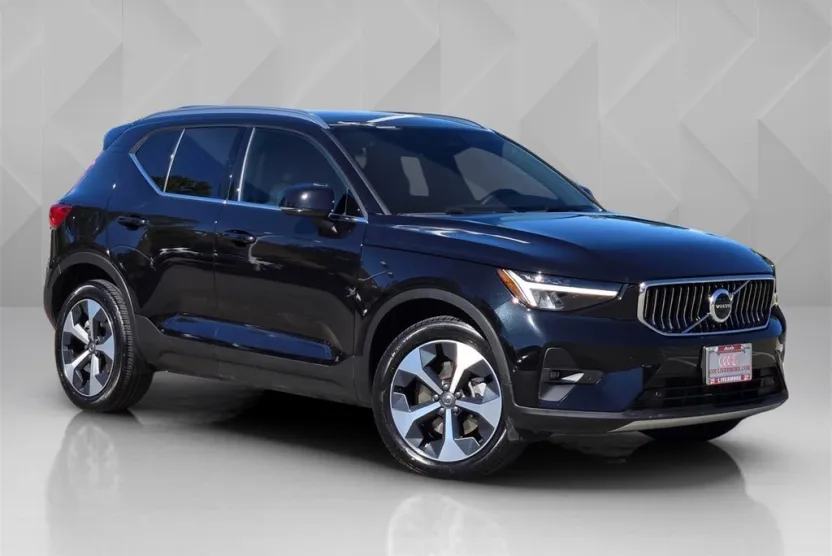 2025 Volvo XC40 Plus photo 1