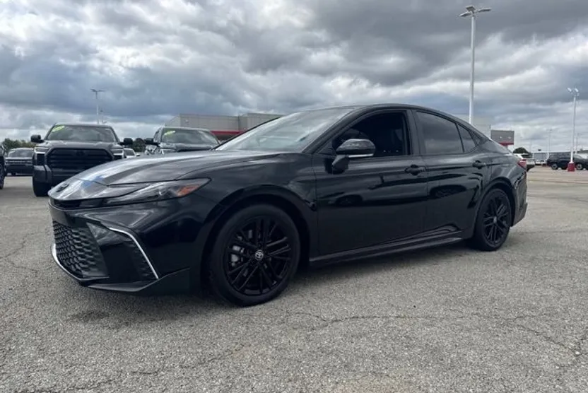 2025 Toyota Camry SE photo 1