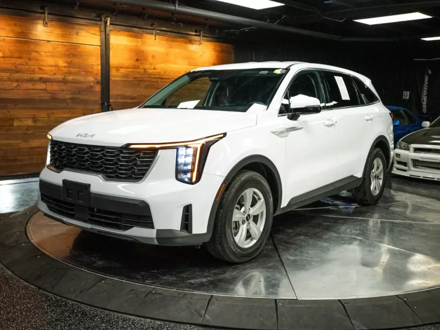 2024 Kia Sorento LX photo 1