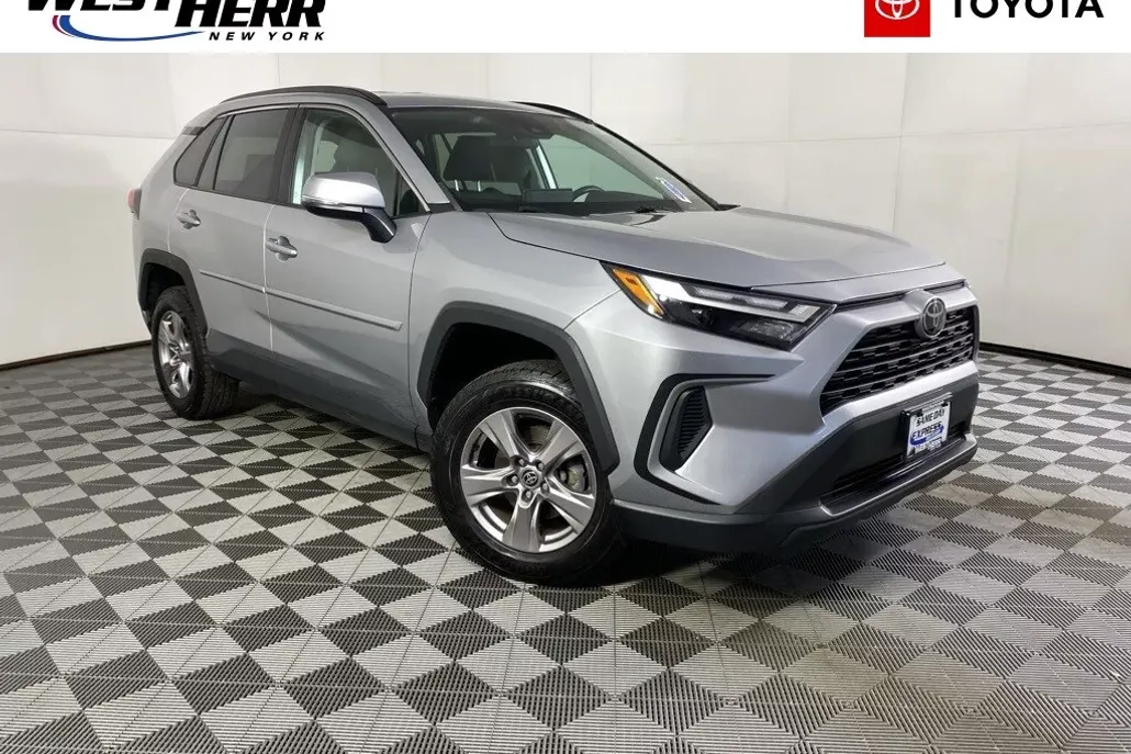 2023 Toyota RAV4 XLE photo 1