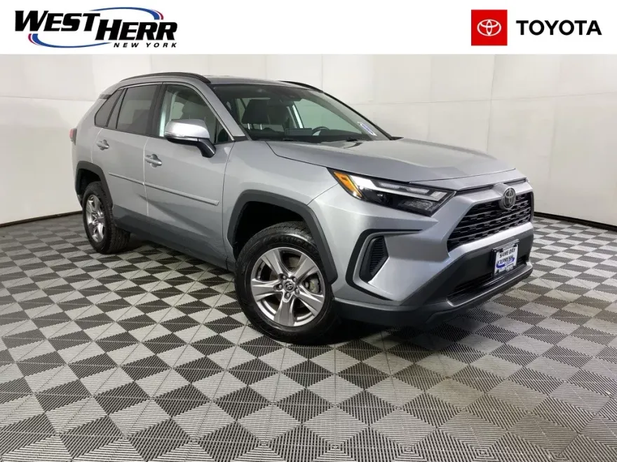 2023 Toyota RAV4 XLE photo 1