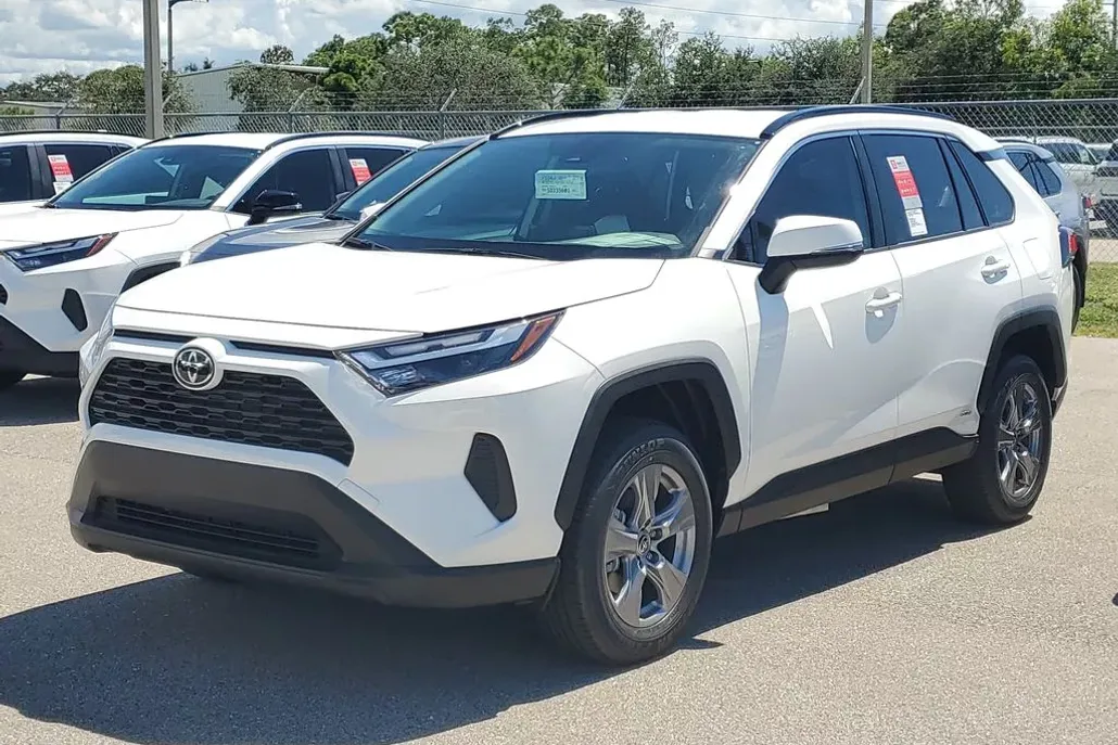 2025 Toyota RAV4 Hybrid LE photo 1