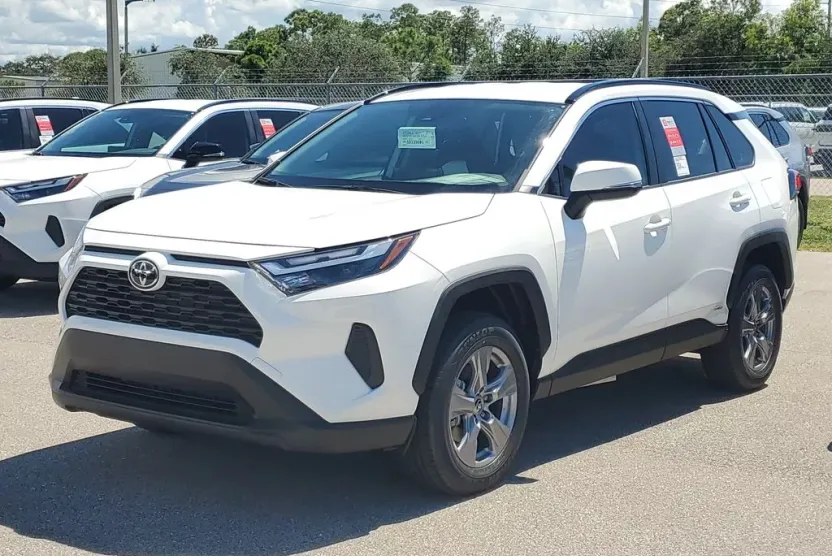 2025 Toyota RAV4 Hybrid LE photo 1
