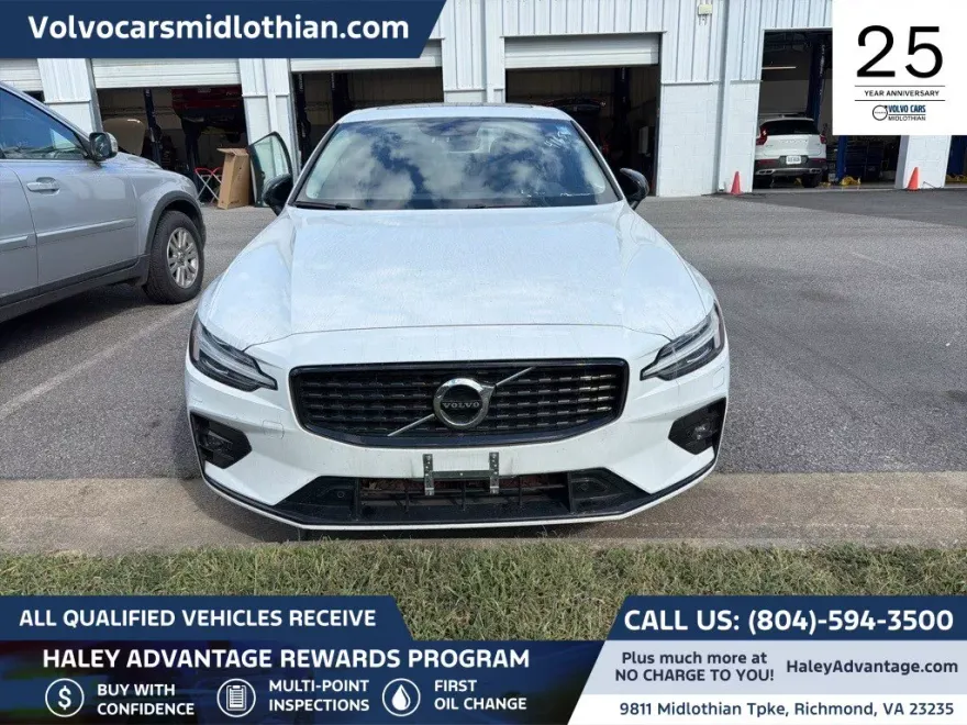 2022 Volvo S60 B5 Momentum photo 1