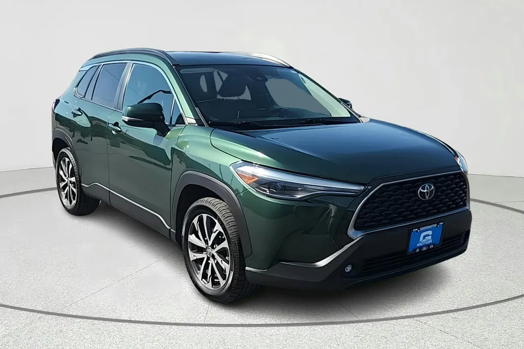 2022 Toyota Corolla Cross XLE photo 1
