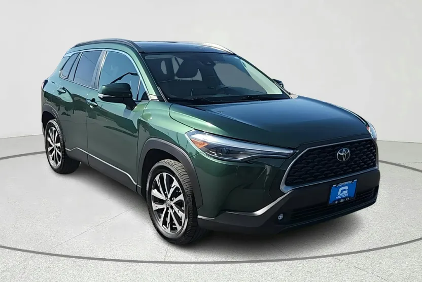 2022 Toyota Corolla Cross XLE photo 1