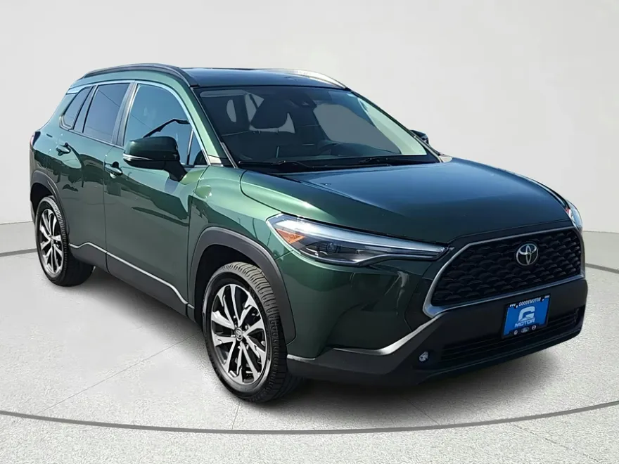 2022 Toyota Corolla Cross XLE photo 1
