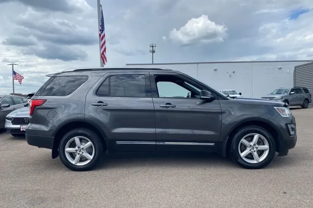 2017 Ford Explorer XLT photo 1