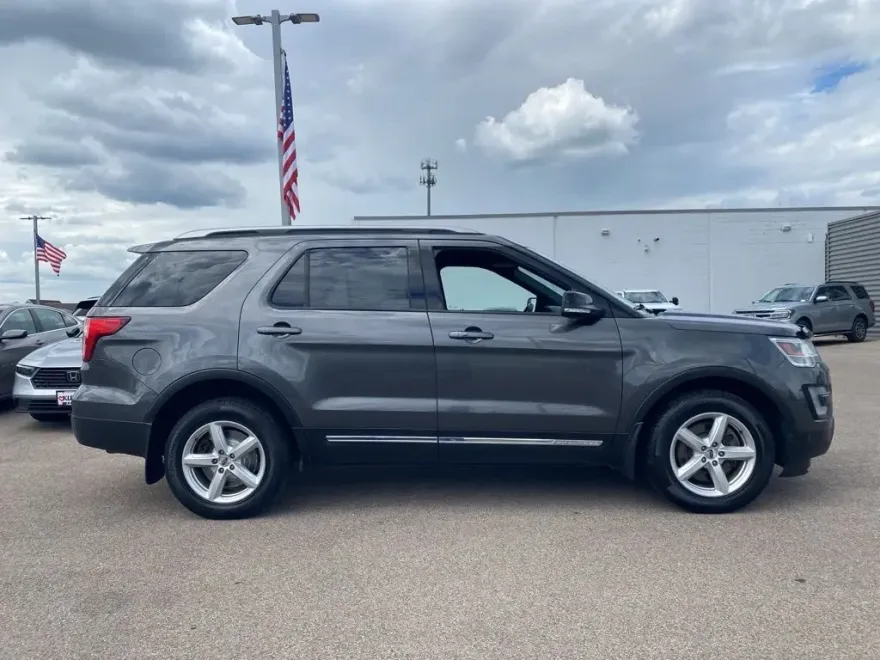 2017 Ford Explorer XLT photo 1