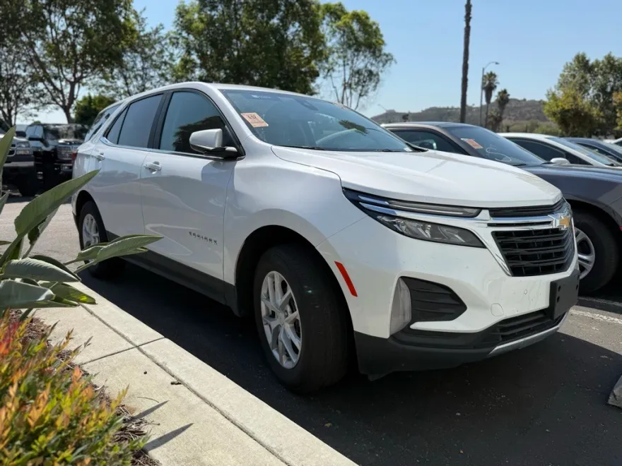 2024 Chevrolet Equinox LT photo 1
