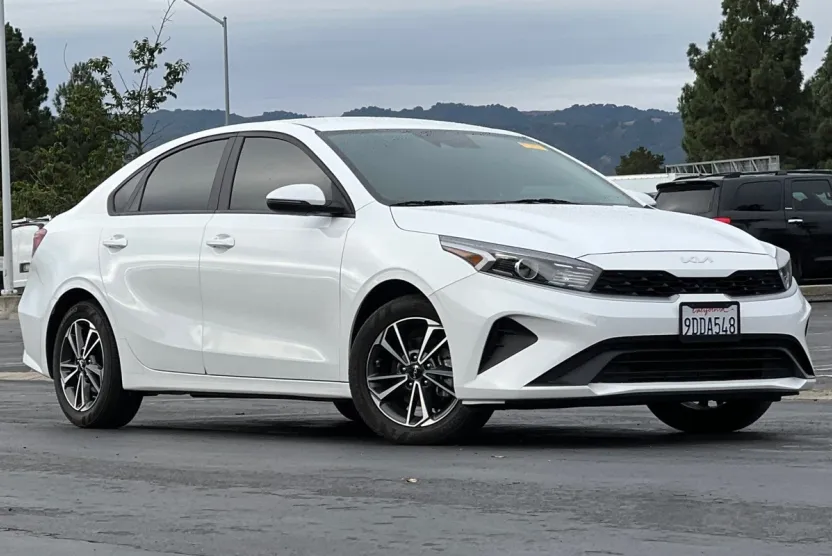 2023 Kia Forte LXS photo 1