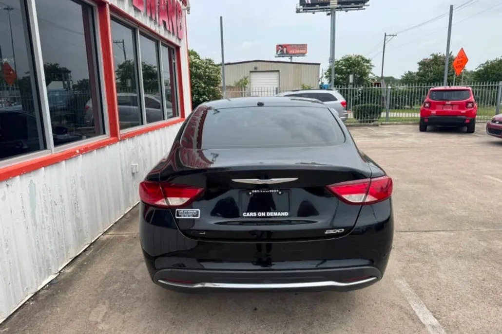 2016 Chrysler 200 Limited photo 1