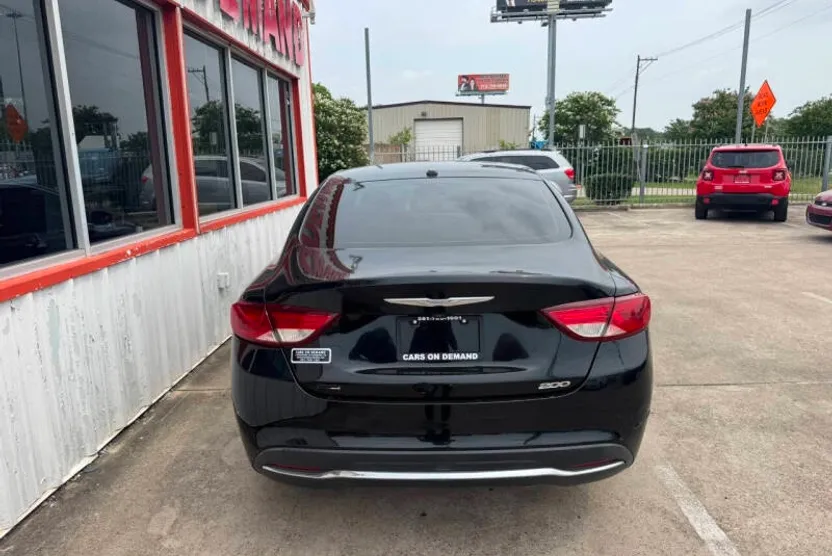 2016 Chrysler 200 Limited photo 1